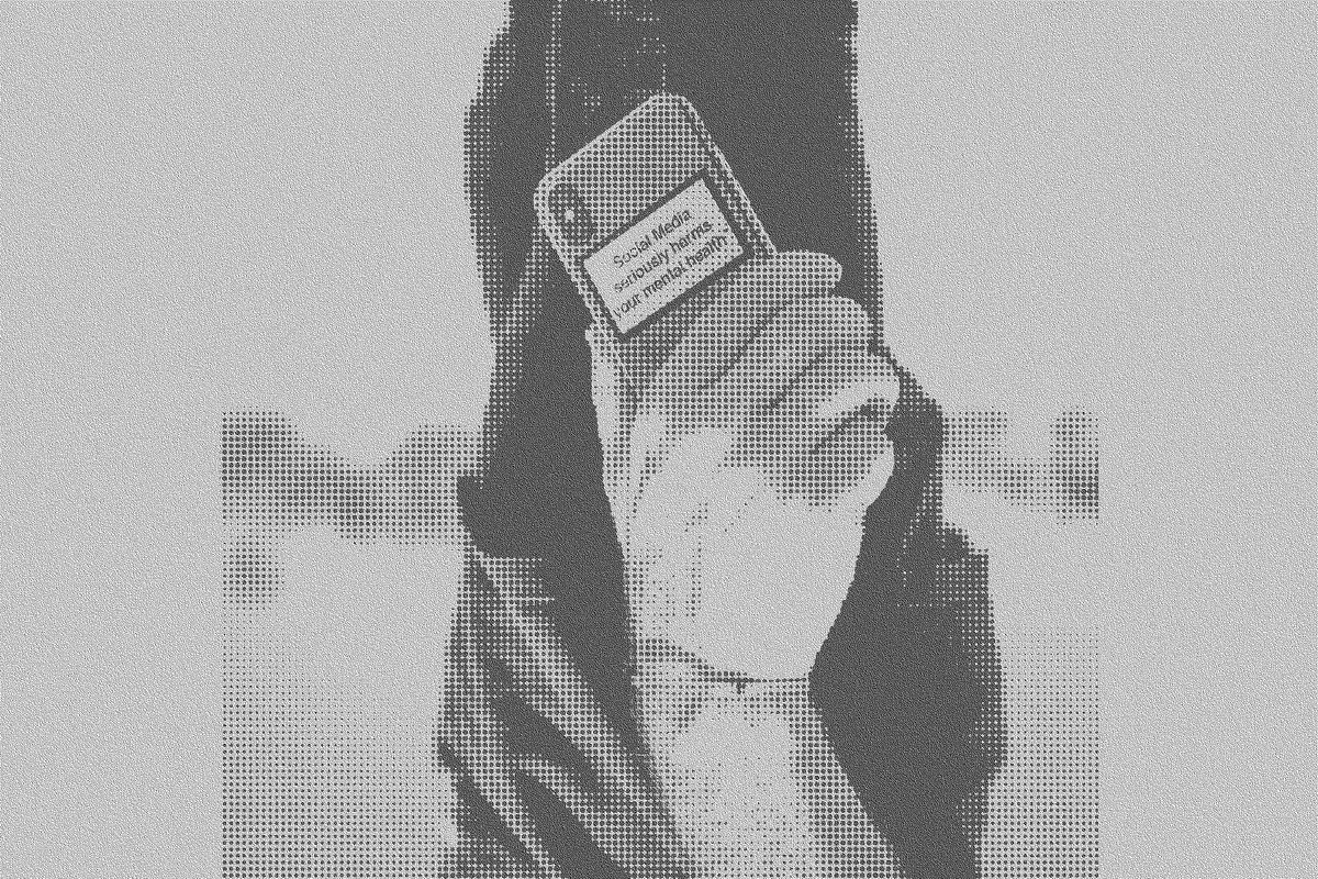 Un home tenant un smartphone sur l'écran duquel est écrit : "Social media harms your mental health".