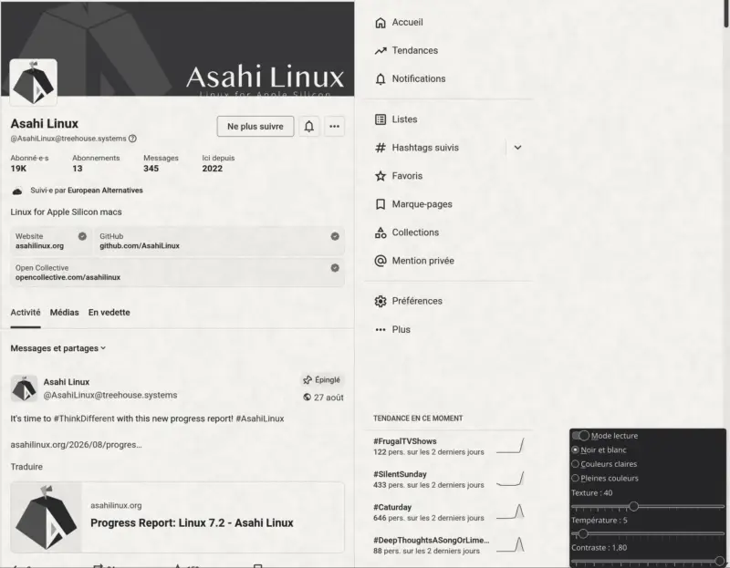 Capture de la page Mastodon d'Asahi Linux avec le mode Lecture e-ink noir et blanc activé